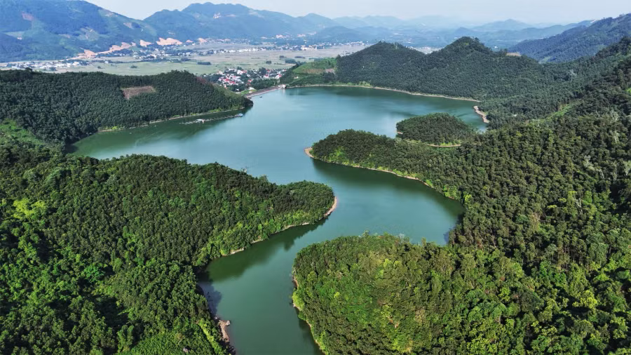 Phong cảnh hồ Vai Miếu từ trên cao, điểm xuất phát hành trình băng rừng vượt thác Động Tiên