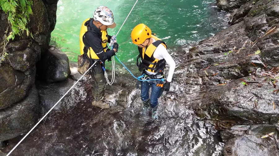 Chị Anh Trâm, du khách từ Hà Nội lần đầu thử thách bản thân với bộ môn canyoning tại thác Động Tiên cho hay: "Đứng trên đỉnh thác nhìn xuống rất kích thích và mạo hiểm, nước thác tung bọt trắng xóa và vách gần như dựng đứng nhưng mình vẫn phải là người chủ động cầm dây để bước xuống. Đây là thử thách khiến bạn hồi hộp sợ hãi nhưng vẫn có niềm tin để hoàn thách thử thách vượt qua chính mình"