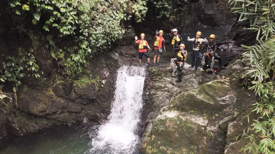 Tầng thác cuối cùng cao khoảng 3m, tuy nhỏ và thấp hơn nhưng cũng sở hữu vẻ đẹp riêng với một bên vách đá cao luôn có những giọt nước rơi liên tục tạo nên tấm rèm mưa ảo diệu, một bên hồ nước rộng cho du khách thỏa sức tắm táp, chèo SUP...