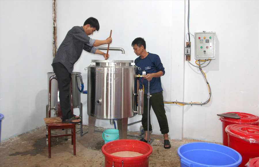 Nhân viên Công ty Đầu tư và Phát triển Đại Thành sản xuất rượu dược liệu để phát triển kinh tế đơn vị. Ảnh: Phan Tuấn Nhân viên Công ty Đầu tư và Phát triển Đại Thành sản xuất rượu dược liệu để phát triển kinh tế đơn vị. Ảnh: Phan Tuấn