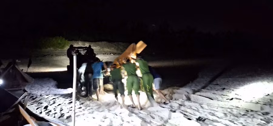 Cứu thành công 9 phương tiện tránh bão bị sóng lớn cuối trôi ra biển