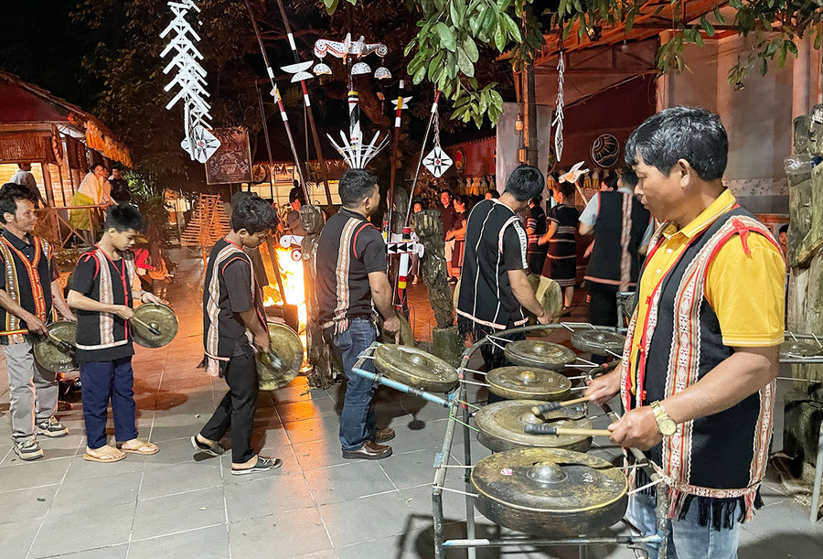 Phục vụ cồng chiêng miễn phí tối cuối tuần tại quán Nghệ nhân Ksor Hnao. Ảnh: M.C