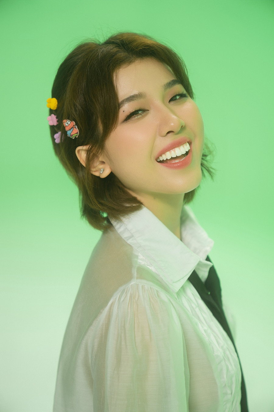 MC Đức Bảo còn chia sẻ Lamoon là &quot;con nhà người ta&quot; khi sở hữu các giải thưởng và bằng khen, liên tục là học sinh giỏi và đoạt giải nhất các cuộc thi lớn ở trường học. Ảnh: NVCC