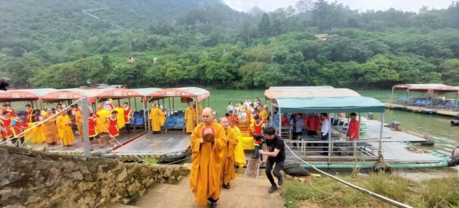 Lễ rước nước thiêng từ Thác Bản Giốc lên điện chính chùa Phật tích Trúc Lâm Bản Giốc.(Ảnh: Chu Hiệu/TTXVN) Lễ rước nước thiêng từ Thác Bản Giốc lên điện chính chùa Phật tích Trúc Lâm Bản Giốc.(Ảnh: Chu Hiệu/TTXVN)