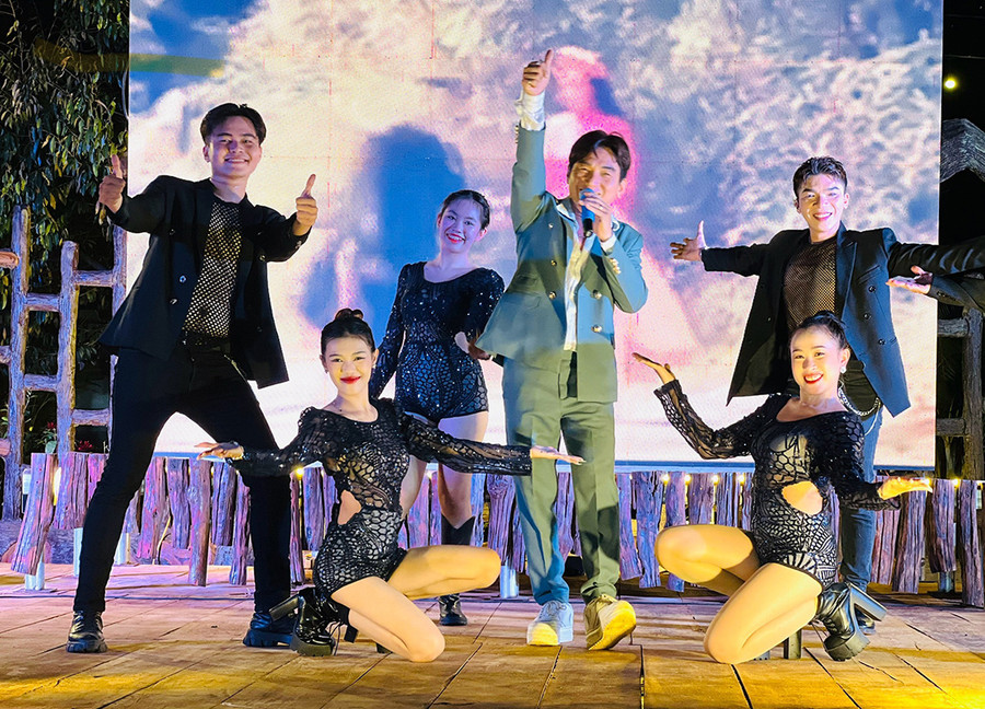 Một tiết mục biểu diễn tại đêm nhạc gây quỹ giúp đỡ thiếu nhi mắc bệnh hiểm nghèo. Ảnh: P.L Một tiết mục biểu diễn tại đêm nhạc gây quỹ giúp đỡ thiếu nhi mắc bệnh hiểm nghèo. Ảnh: P.L