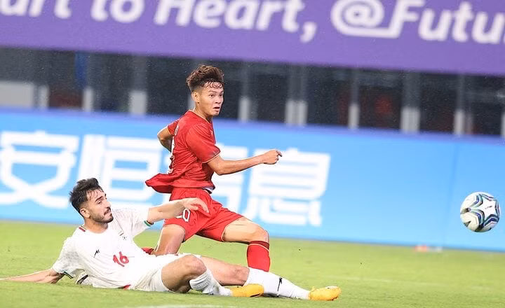 Olympic Việt Nam thua đậm Iran.