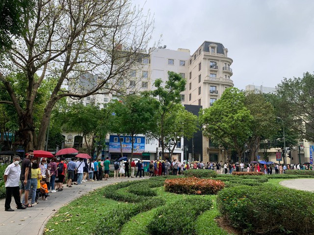 Khách du lịch và người dân xếp hàng dài đi xe buýt hai tầng tại Thủ đô Hà Nội trong dịp nghỉ lễ - Ảnh: VGP/Hà Ngô Khách du lịch và người dân xếp hàng dài đi xe buýt hai tầng tại Thủ đô Hà Nội trong dịp nghỉ lễ - Ảnh: VGP/Hà Ngô