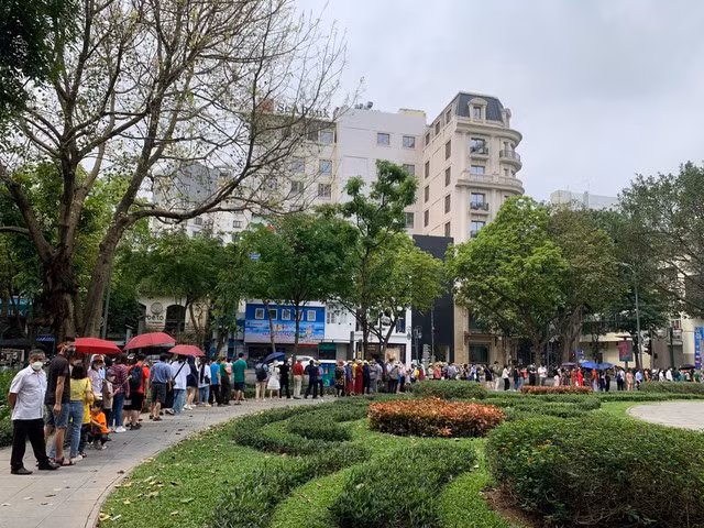 Khách du lịch và người dân xếp hàng dài đi xe buýt hai tầng tại Thủ đô Hà Nội trong dịp nghỉ lễ - Ảnh: VGP/Hà Ngô