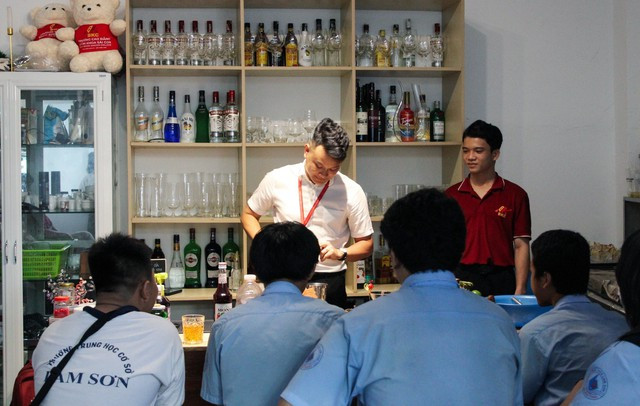 Học sinh Trường THCS Lam Sơn (quận 6) tham quan, tìm hiểu về các cơ sở GDNN.