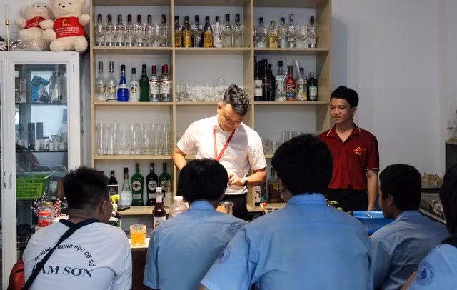 Học sinh Trường THCS Lam Sơn (quận 6) tham quan, tìm hiểu về các cơ sở GDNN.