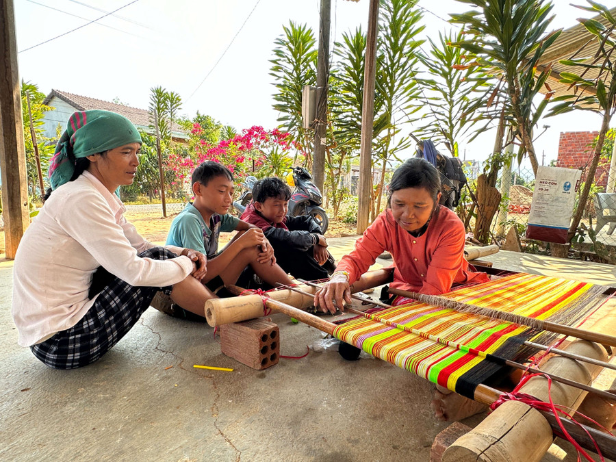 Bà Y Két là 1 trong 68 người duy trì nghề dệt trên địa bàn xã Đăk Dục. Ảnh: V.T