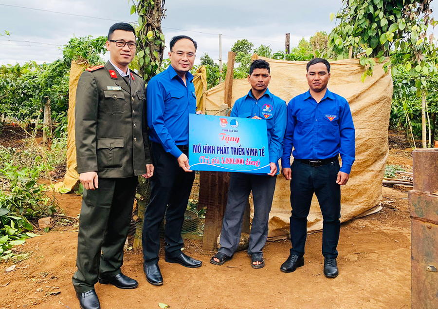 Tỉnh Đoàn, Hội LHTN Việt Nam tỉnh tặng mô hình sinh kế cho thanh niên khó khăn. Ảnh: Minh Nhật Tỉnh Đoàn, Hội LHTN Việt Nam tỉnh tặng mô hình sinh kế cho thanh niên khó khăn. Ảnh: Minh Nhật