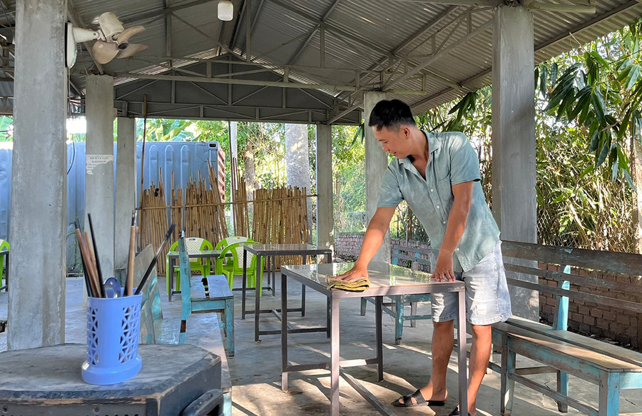 Anh Vũ Thành Thắng (tổ 3, thị trấn Phú Thiện) chăm chỉ làm việc sau khi tái hòa nhập cộng đồng. Ảnh: H.H Anh Vũ Thành Thắng (tổ 3, thị trấn Phú Thiện) chăm chỉ làm việc sau khi tái hòa nhập cộng đồng. Ảnh: H.H