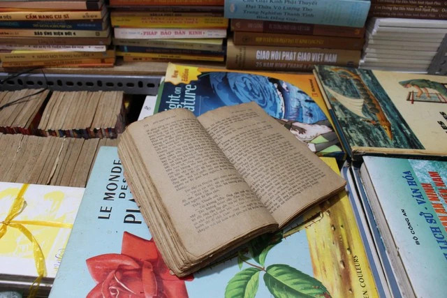 Ở tiệm A Hoàng có thể tìm thấy những cuốn sách quý, đã dừng xuất bản từ lâu. Ảnh: THÁI THANH Ở tiệm A Hoàng có thể tìm thấy những cuốn sách quý, đã dừng xuất bản từ lâu. Ảnh: THÁI THANH