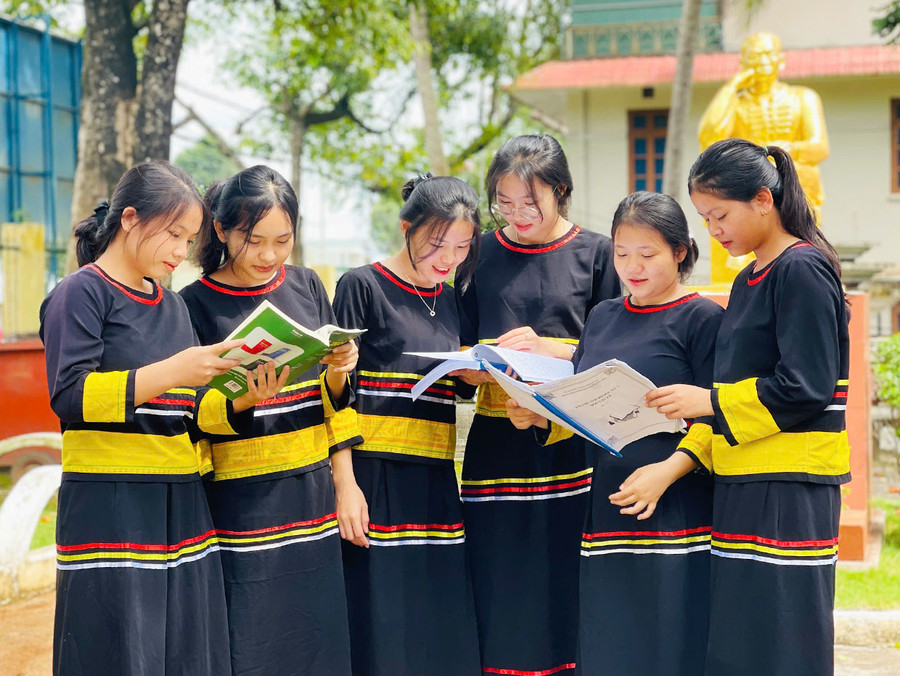 Đối với các em học sinh dân tộc thiểu số thì trường nội trú chính là nơi chắp cánh ước mơ của mình. Ảnh: Mai Ka