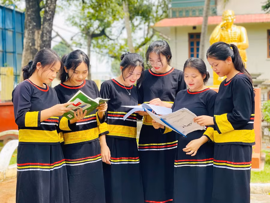 Đối với các em học sinh dân tộc thiểu số thì trường nội trú chính là nơi chắp cánh ước mơ của mình. Ảnh: Mai Ka