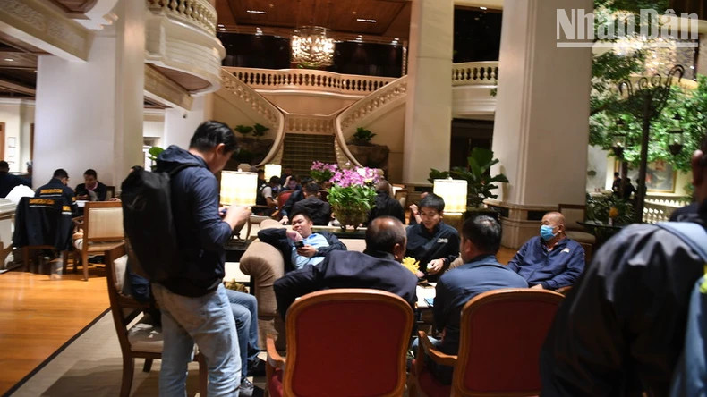 Các lực lượng chức năng Thái Lan làm việc xuyên đêm 16/7 bên trong khách sạn Grand Hyatt Erawan. (Ảnh: XUÂN SƠN)