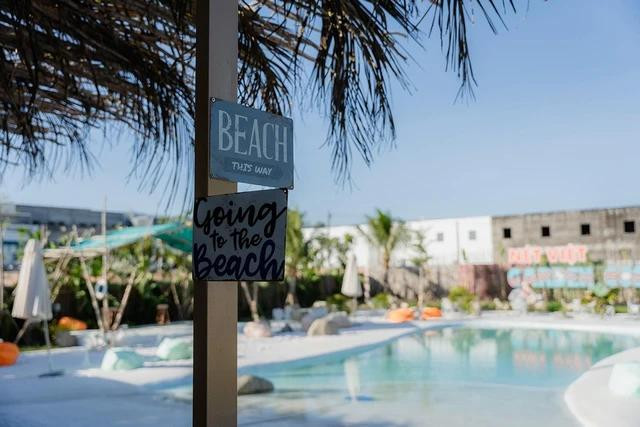 Bãi biển nhân tạo được Khoa thiết kế với cát trắng trải dài, ở giữa là nước xanh màu ngọc bích. Ảnh: Duy Tân