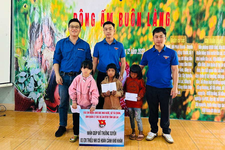 Các tổ chức Đoàn trực thuộc Đoàn khối các Cơ quan và Doanh nghiệp tỉnh nhận giúp đỡ thường xuyên 3 thiếu nhi có hoàn cảnh khó khăn của huyện Chư Sê. Ảnh: P.L Các tổ chức Đoàn trực thuộc Đoàn khối các Cơ quan và Doanh nghiệp tỉnh nhận giúp đỡ thường xuyên 3 thiếu nhi có hoàn cảnh khó khăn của huyện Chư Sê. Ảnh: P.L