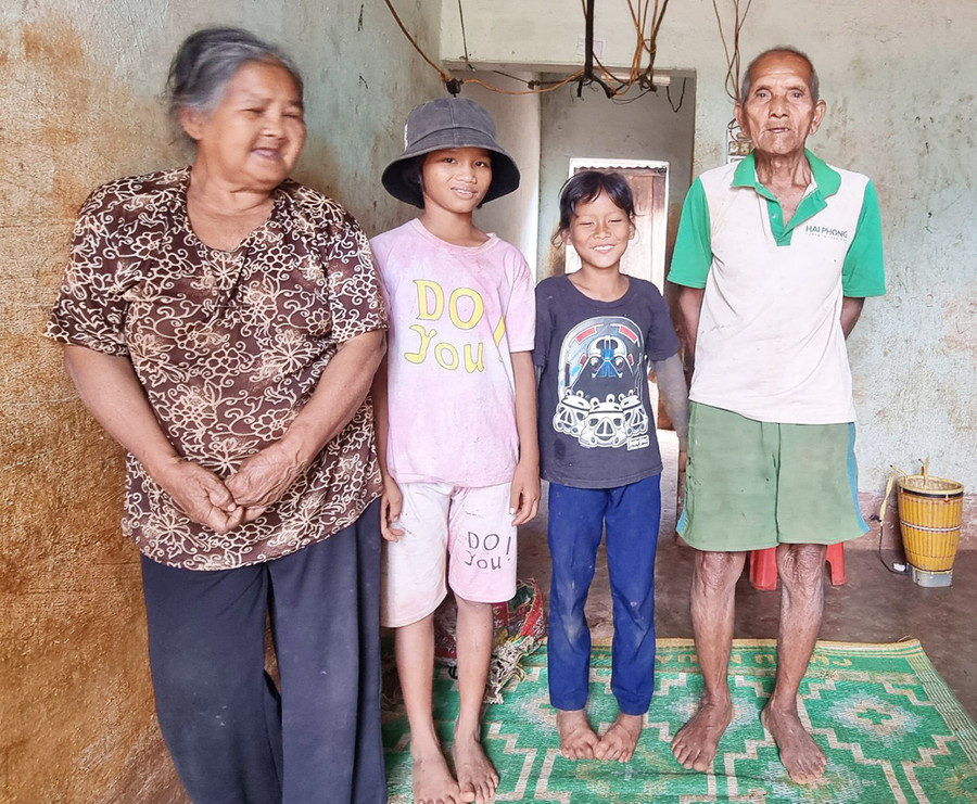 Ông Rơ Lan Nêl, bà Rơ Mah H’Biên (làng Nú, xã Ia Nan, huyện Đức Cơ) cùng các cháu ngoại trong căn nhà của gia đình. Ảnh: H.P Ông Rơ Lan Nêl, bà Rơ Mah H’Biên (làng Nú, xã Ia Nan, huyện Đức Cơ) cùng các cháu ngoại trong căn nhà của gia đình. Ảnh: H.P