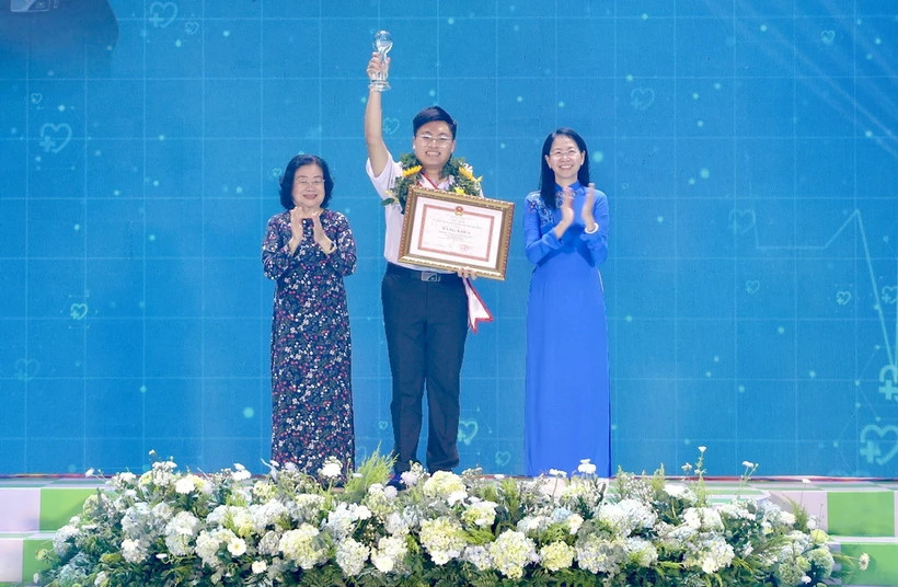 Tuyên dương công dân trẻ tiêu biểu Đặng Lê Minh Khang, sinh viên Đại học Y Dược TP. Hồ Chí Minh. (Ảnh: Hồng Giang/TTXVN) Tuyên dương công dân trẻ tiêu biểu Đặng Lê Minh Khang, sinh viên Đại học Y Dược TP. Hồ Chí Minh. (Ảnh: Hồng Giang/TTXVN)