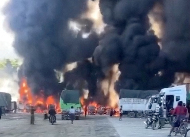 Quân đội Trung Quốc có động thái ở biên giới giữa lúc giao tranh ở Myanmar - Ảnh 1. Khói bốc lên khi một đoàn xe tải bốc cháy gần thị trấn Muse (Myanmar), trong bức ảnh từ một video xuất hiện trên mạng xã hội. Ảnh: Reuters