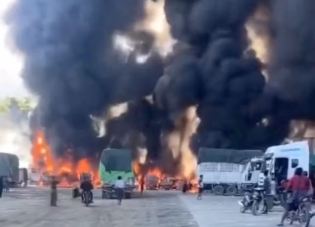 Khói bốc lên khi một đoàn xe tải bốc cháy gần thị trấn Muse (Myanmar), trong bức ảnh từ một video xuất hiện trên mạng xã hội. Ảnh: Reuters