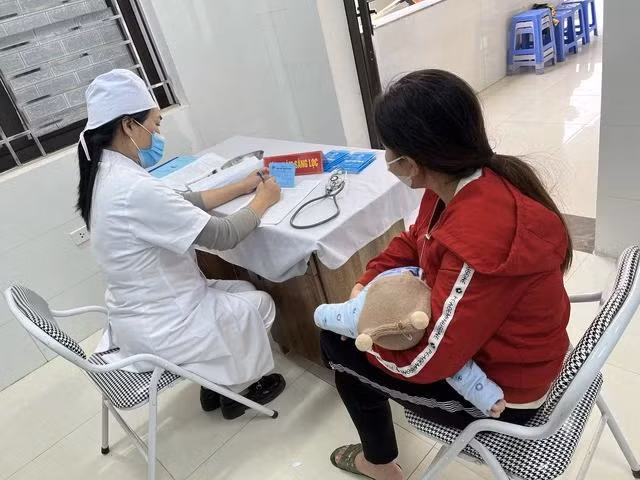 Tiêm chủng đầy đủ cho trẻ nhỏ, bao gồm vắc xin có thành phần bạch hầu để ngừa lây nhiễm, ngăn dịch bạch hầu bùng phát. ẢNH LIÊN CHÂU