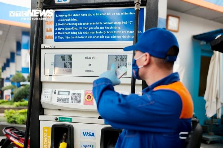 Giá xăng dầu trong nước dự báo tiếp tục giảm mạnh. (Ảnh: Công Hiếu). Giá xăng dầu trong nước dự báo tiếp tục giảm mạnh. (Ảnh: Công Hiếu).