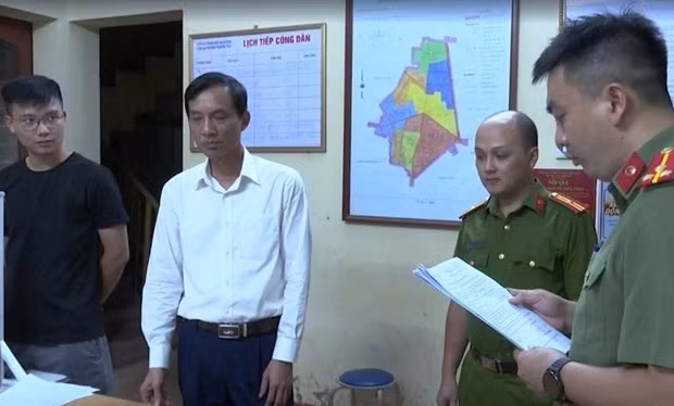 Cơ quan công an đọc lệnh bắt tạm giam đối với ông Mai Xuân Anh, Phó Trưởng Ban Dân vận Tỉnh ủy, nguyên Bí thư Đảng đoàn, nguyên Chủ tịch Liên đoàn Lao động tỉnh Hải Dương. (Nguồn: Công an cung cấp)