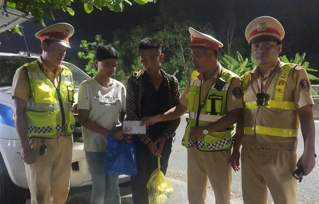 CSGT hỗ trợ nhu yếu phẩm, lộ phí cho 2 người về quê. CSGT hỗ trợ nhu yếu phẩm, lộ phí cho 2 người về quê.