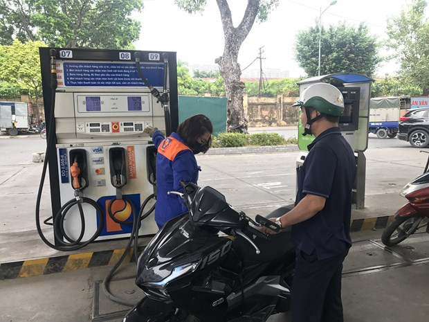 Nhân viên Petrolimex bán xăng cho khách hàng. (Ảnh: Đức Duy/Vietnam+) Nhân viên Petrolimex bán xăng cho khách hàng. (Ảnh: Đức Duy/Vietnam+)