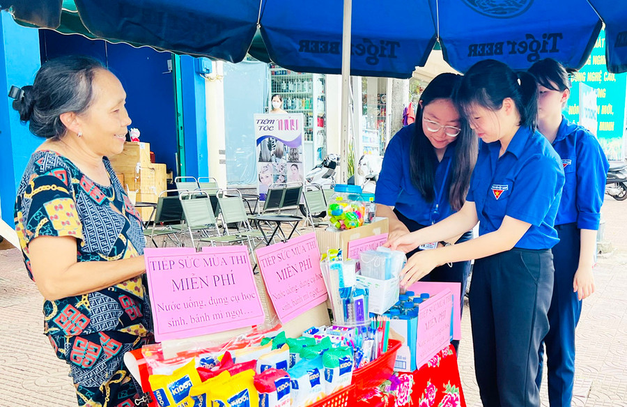 Bà Trần Thị Lý (bìa trái) hỗ trợ dụng cụ học tập, nước uống miễn phí cho các thí sinh trong kỳ thi tốt nghiệp THPT năm 2023. Ảnh: Phan Lài Bà Trần Thị Lý (bìa trái) hỗ trợ dụng cụ học tập, nước uống miễn phí cho các thí sinh trong kỳ thi tốt nghiệp THPT năm 2023. Ảnh: Phan Lài