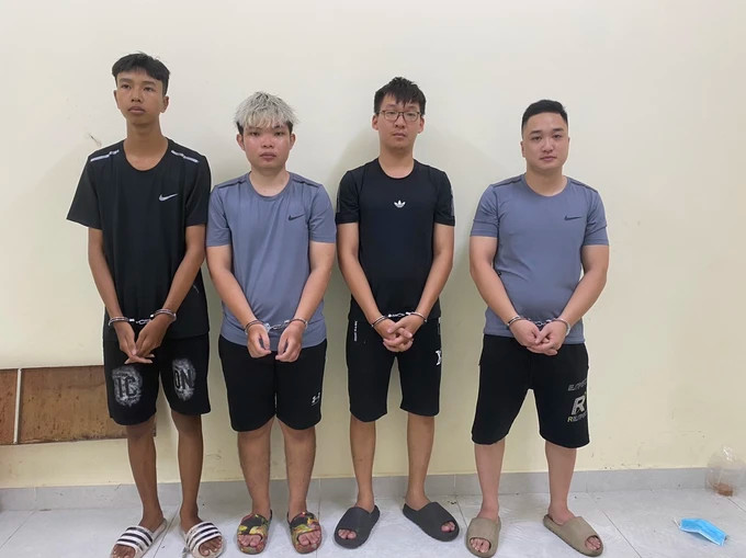 Các nhân viên của tiệm cầm đồ Nhuận Phát Các nhân viên của tiệm cầm đồ Nhuận Phát