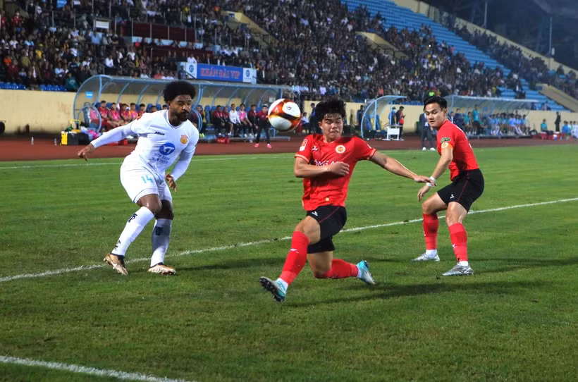 Cú đúp của Rafaelson (áo trắng) giúp Thép Xanh Nam Định gỡ hòa 2-2 trước Công an Hà Nội. (Ảnh: Công Luật/TTXVN)