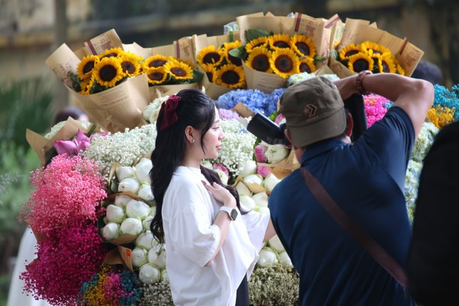 Nhu cầu chụp ảnh cùng gánh hàng hoa năm nay đông gấp 2 - 3 lần các năm trước. Nhu cầu chụp ảnh cùng gánh hàng hoa năm nay đông gấp 2 - 3 lần các năm trước.