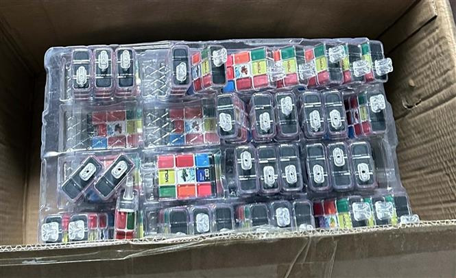 Sản phẩm thuốc lá điện tử nghi nhập lậu tại kho hàng ở tỉnh Hưng Yên. Ảnh: TTXVN phát Sản phẩm thuốc lá điện tử nghi nhập lậu tại kho hàng ở tỉnh Hưng Yên. Ảnh: TTXVN phát