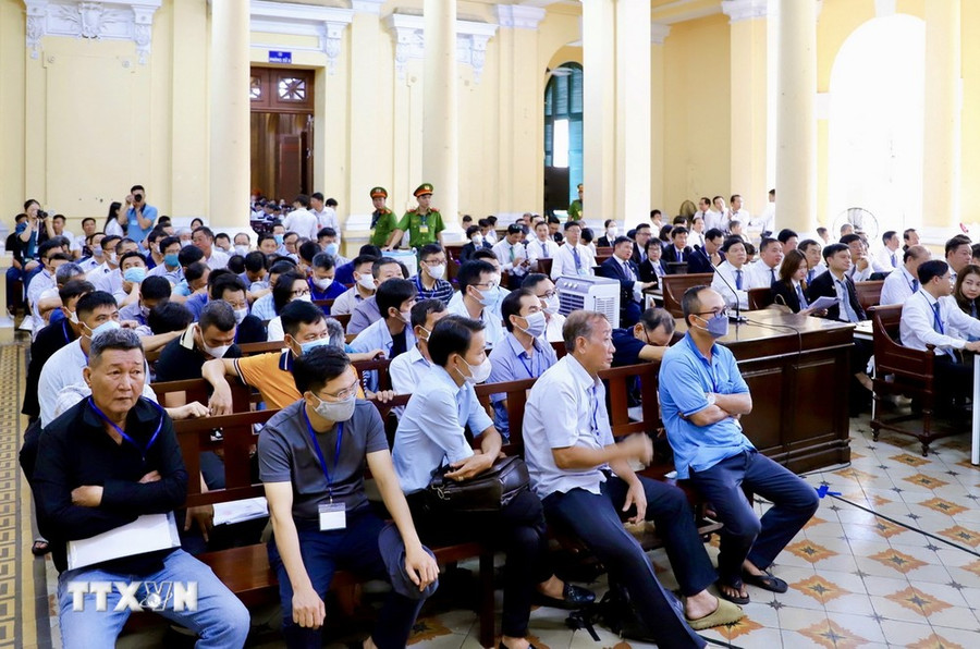 Những cá nhân, đại diện tổ chức có quyền lợi, nghĩa vụ liên quan đến vụ án có mặt tại phiên tòa. (Ảnh: Hồng Giang/TTXVN) Những cá nhân, đại diện tổ chức có quyền lợi, nghĩa vụ liên quan đến vụ án có mặt tại phiên tòa. (Ảnh: Hồng Giang/TTXVN)