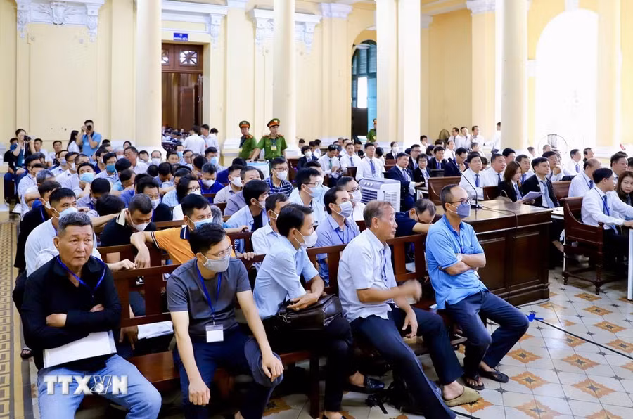 Những cá nhân, đại diện tổ chức có quyền lợi, nghĩa vụ liên quan đến vụ án có mặt tại phiên tòa. (Ảnh: Hồng Giang/TTXVN)