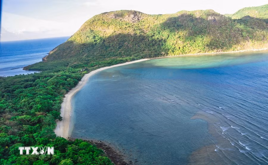 Bãi Cát Lớn-Hòn Bảy Cạnh, Vườn Quốc gia Côn Đảo, nơi sinh sản của nhiều rùa mẹ trong mùa sinh sản hàng năm. (Ảnh: TTXVN phát)