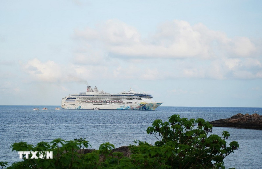 Tháng 6/2024, tàu biển Resorts World One đưa hơn 2.000 khách quốc tế trải nghiệm Côn Đảo. (Ảnh: Huỳnh Sơn/TTXVN) Tháng 6/2024, tàu biển Resorts World One đưa hơn 2.000 khách quốc tế trải nghiệm Côn Đảo. (Ảnh: Huỳnh Sơn/TTXVN)