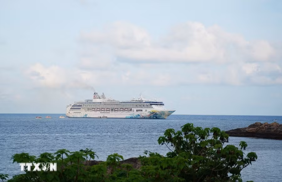 Tháng 6/2024, tàu biển Resorts World One đưa hơn 2.000 khách quốc tế trải nghiệm Côn Đảo. (Ảnh: Huỳnh Sơn/TTXVN)