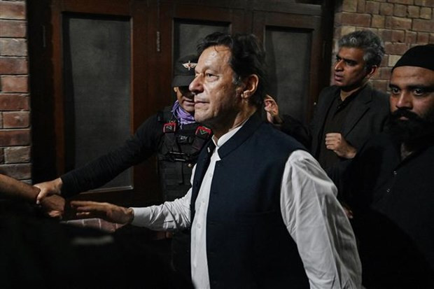 Cựu Thủ tướng Pakistan Imran Khan (phía trước) rời khỏi tòa án ở Lahore, ngày 17/3/2023. (Ảnh: AFP/TTXVN) Cựu Thủ tướng Pakistan Imran Khan (phía trước) rời khỏi tòa án ở Lahore, ngày 17/3/2023. (Ảnh: AFP/TTXVN)