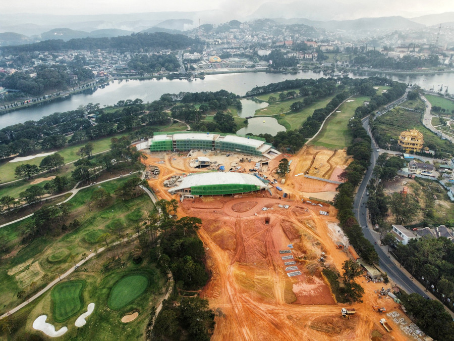 Công trình trong Đồi Cù bị đình chỉ xây dựng. Ảnh: Bá Duy