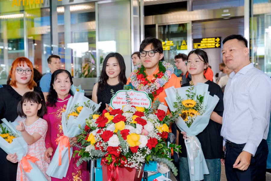 Nguyễn Tiến Lộc trở về trong vòng tay của gia đình. (Ảnh: NVCC)