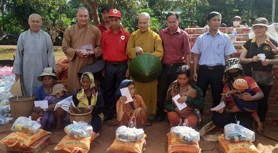 Đoàn công tác đến thăm và tặng quà cho người dân tộc thiểu số nghèo, khó khăn tại làng Vel, xã Ia Ko. Ảnh Phấn Tiến Đoàn công tác đến thăm và tặng quà cho người dân tộc thiểu số nghèo, khó khăn tại làng Vel, xã Ia Ko. Ảnh Phấn Tiến