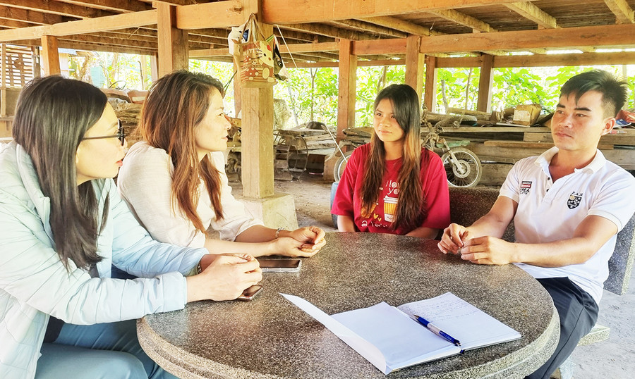 Thành viên Tổ truyền thông cộng đồng làng Kon Sơ Lăng (xã Hà Tây, huyện Chư Păh) đến từng gia đình để tuyên truyền về tảo hôn và hôn nhân cận huyết thống. Ảnh: H.P Thành viên Tổ truyền thông cộng đồng làng Kon Sơ Lăng (xã Hà Tây, huyện Chư Păh) đến từng gia đình để tuyên truyền về tảo hôn và hôn nhân cận huyết thống. Ảnh: H.P