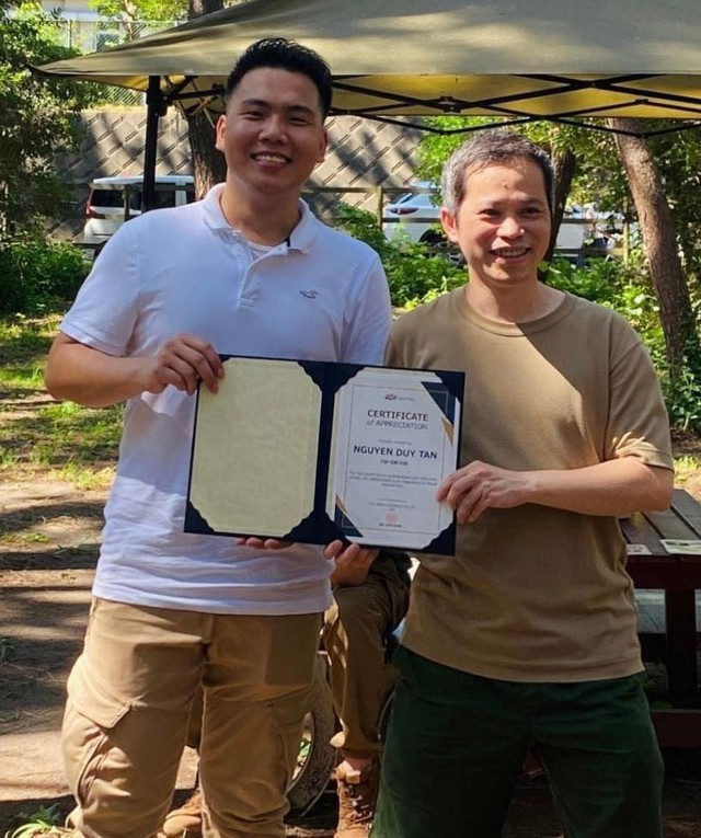 Anh Tân được công ty biểu dương và khen thưởng sau khi có hành động cứu người. Ảnh: NVCC