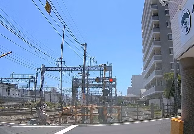 Anh Tân dừng xe cứu ông cụ ra khỏi đường ray trước khi tàu chạy đến.