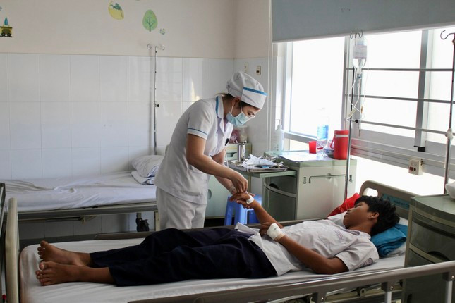 Một học sinh thành phố Nha Trang nhập viện sau vụ nghi ngộ độc ngày 5/4. Một học sinh thành phố Nha Trang nhập viện sau vụ nghi ngộ độc ngày 5/4.